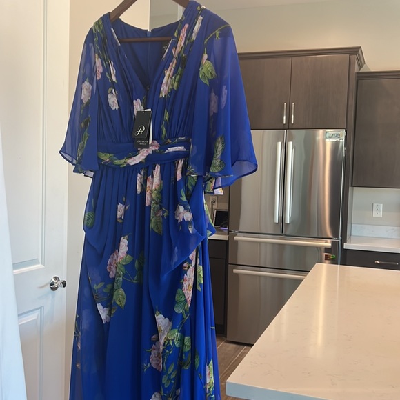 Adrianna Papell - Picture 2 of 5